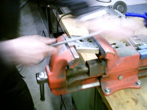 Arbeitssicherheit beim Feilen Werkstück wird gefeilt